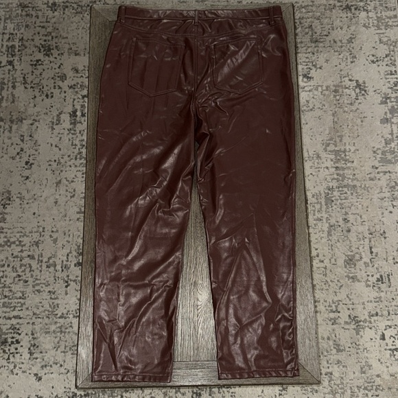 Abercrombie & Fitch '90s Straight Ultra High Rise Faux Leather Pant - Picture 4 of 9